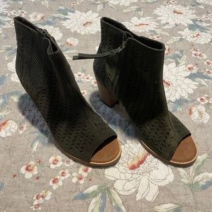 Tom's Peep Heels Laser Cut 8.5 Like New